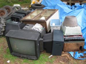 保安林への不法投棄物、廃タイヤ、テレビなど