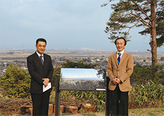 【写真】内山太郎さん（左）と熊倉前区長（右）
