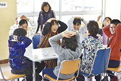 【写真】昨年度採択事業『「新津の魅力かるた」で脳トレ＆ふるさと教育』の様子