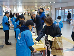 【写真】「小須戸っ子米」やクッキーを新潟駅で販売する子どもたち