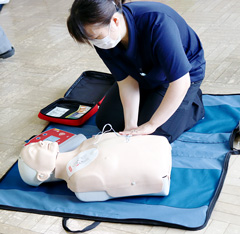【写真】AEDの練習の様子