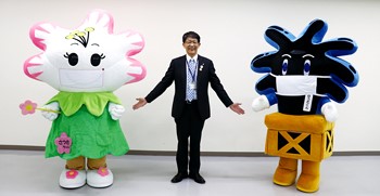 【写真】夏目区長　さつきちゃん、ゆうたくんとともに