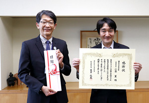 【写真】夏目区長と越後天然ガス（株）小出社長