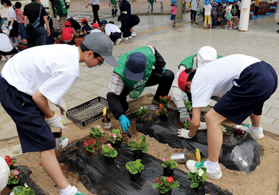 【写真】矢代田駅前の花植えの様子