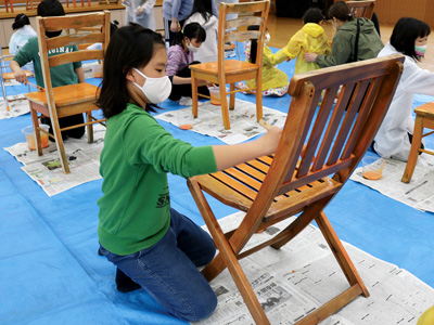 【写真】椅子の塗装イベントの様子