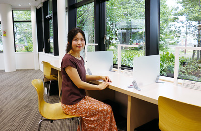 【写真】図書館での須藤さん