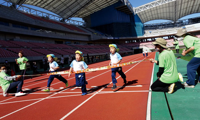 【写真】ビッグスワンで子どもたちが走っている様子