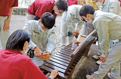 【写真】ベンチを設置している様子