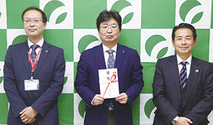 左から 新潟縣信用組合荻川支店 岩田支店長 国道403号フラワーロード実行委員会 望月会長 新潟縣信用組合新津支店 森田支店長