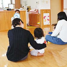 毎日2回のお楽しみタイム　触れ合い遊びやペープサート（午前11時15分ごろ・午後3時15分ごろ）