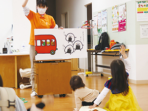 毎日2回絵本の読み聞かせの時間があるよ