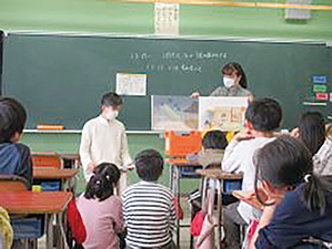 新津第三小学校の教室での活動の様子を撮った写真