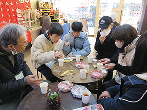 小須戸中学校の生徒と地元の方たちがお茶を飲みながら懇談している様子