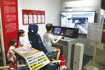 電車運転シミュレーターを体験する子どもたちの写真