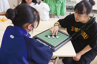 オセロで遊ぶ子どもたちの写真