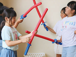 チャンバラで遊ぶ子どもたちの写真