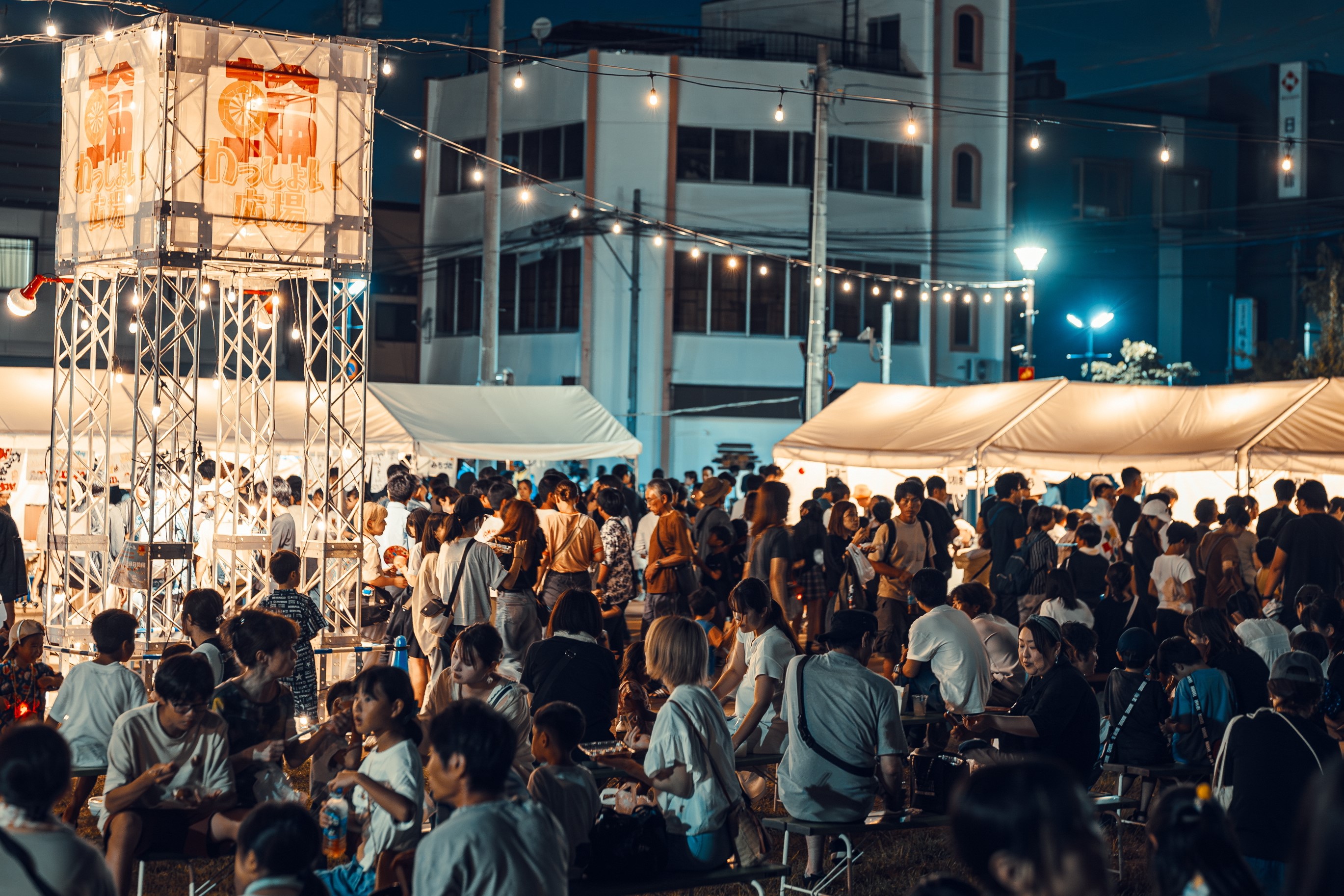 「にいつ夏まつり輪（わ）っしょい広場」の様子を撮った写真