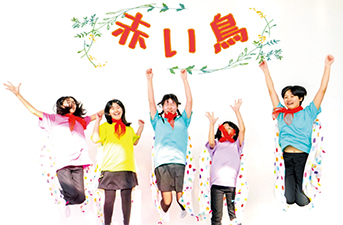 ジャンプしている赤い鳥のメンバーを撮った写真
