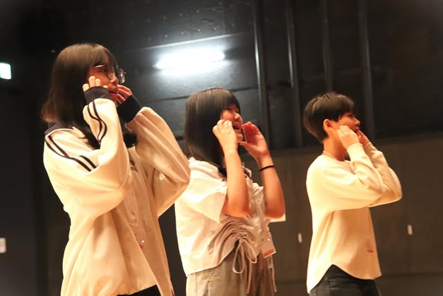 歌うトレーニングをしている赤い鳥のメンバーを撮った写真