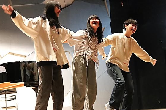 歌っている赤い鳥のメンバーを撮った写真