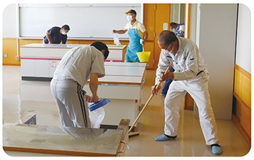 旧満日小学校避難所の清掃の様子を撮った写真