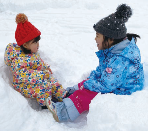 雪あそびをするこどもたちの写真