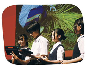 新津第一中の生徒が発表している様子を撮った写真