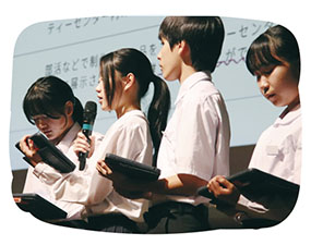 新津第二中の生徒が発表している様子を撮った写真