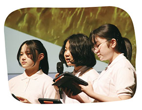 新津第五中の生徒が発表している様子を撮った写真