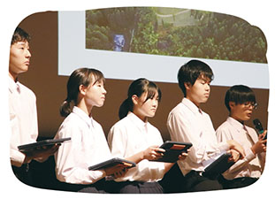 金津中の生徒が発表している様子を撮った写真