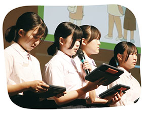 小須戸中の生徒が発表している様子を撮った写真