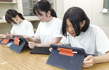 中学生たちが発表の練習をしている様子を撮った写真