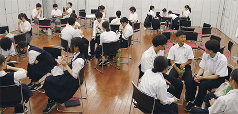 中学生たちが発表の準備をしている様子を撮った写真