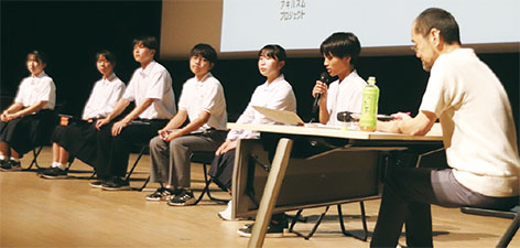 壇上に座る金子教授と中学生たちの様子を撮った写真