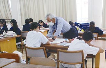 新津第二中学校の自習教室の様子を撮った写真