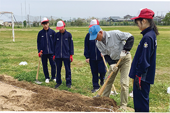 小合中学校生徒と地域の達人による畑作りの様子を撮った写真