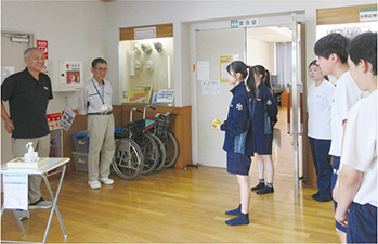 小合中学校生徒と地域の自治会長が地域防災に取り組む様子を撮った写真