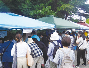 多くの客で賑わう山の手ふれあいまつりの様子を撮った写真