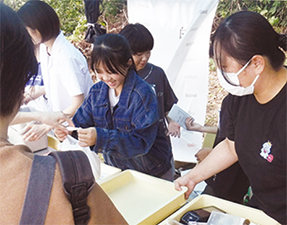販売を手伝う児童の様子を撮った写真
