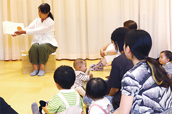 おはなしの時間の様子を撮った写真