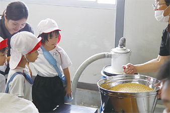 もち麦について学ぶ園児たちを撮った写真
