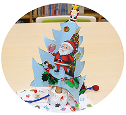 回るクリスマスツリーの写真