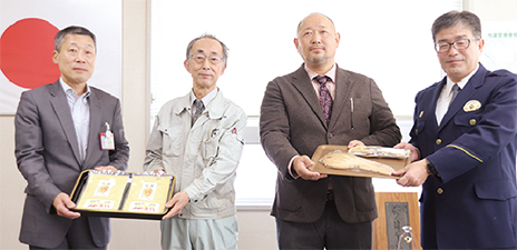 贈呈の様子を撮った写真