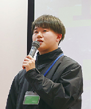 自分の活動を１分間でプレゼンしている参加者の写真