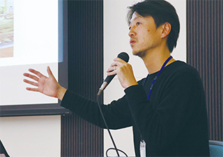 酒井隆光さんの講演の様子を撮った写真