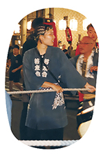 参加者が山車を引く様子を撮った写真