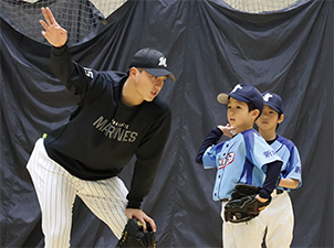 こどもたちに指導する千葉ロッテマリーンズ田中晴也選手の写真