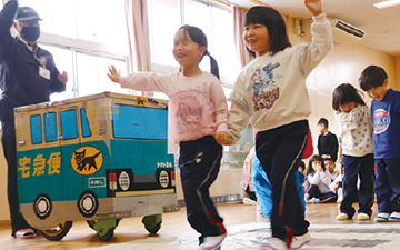 ヤマト運輸職員による交通指導の様子を写した写真