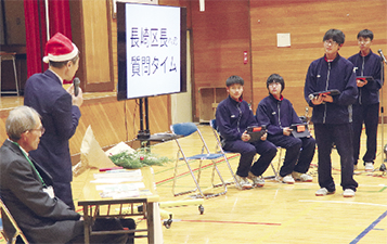 小合中学校で開催されたこどもと秋葉区長で地域の未来を語る会の様子