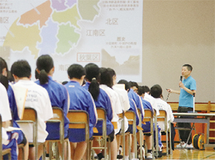 新津第一中学校で開催されたこどもと秋葉区長で地域の未来を語る会の様子